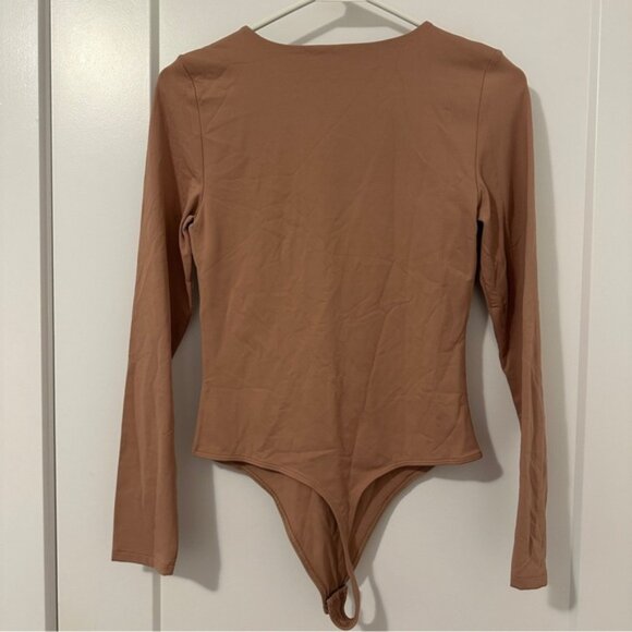 Aritzia Babaton Camel Long Sleeve Bodysuit Size Medium Women’s - Picture 5 of 8